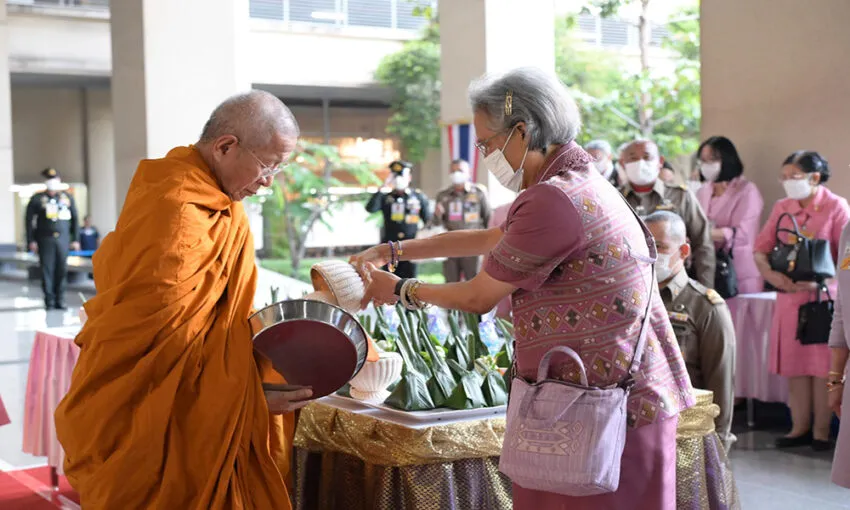 กรมสมเด็จพระเทพรัตนราชสุดาฯ-เสด็จฯ-ทรงบาตรในโอกาส-108-ปีคณะอักษรศาสตร์-จุฬาฯ