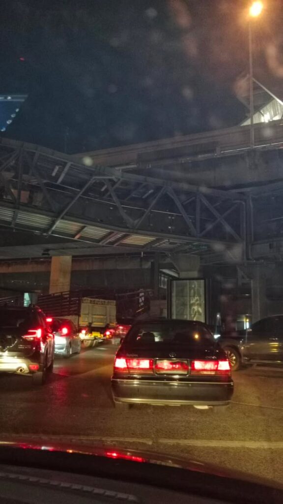 rt@manow-wahn-สี่แยกใต้สถานีรถไฟฟ้าเมืองทองธานี-ติดแบบไฟแดง-|-2025-05-04-15:02:00
