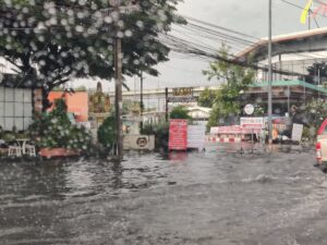 rt@forfunforkids-:-08:20-ถนนศรีนครินทร์-ก่อนถึงแยกการไฟฟ้า-|-2025-05-06-01:21:00
