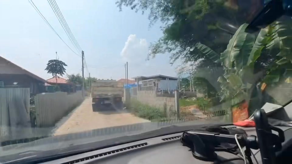 บุกจับบ่อขุดดินเถื่อน-กลางหมู่บ้านฝาง-จเชียงใหม่.-ตำรวจสอบ