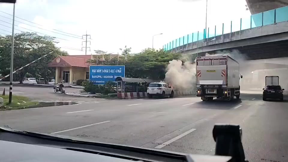 16:40-เพลิงไหม้รถยนต์-ถนนเทพรัตน-ขาเข้า-มุ่งหน้าตรงข้ามสนาม-|-2025-05-13-09:41:00