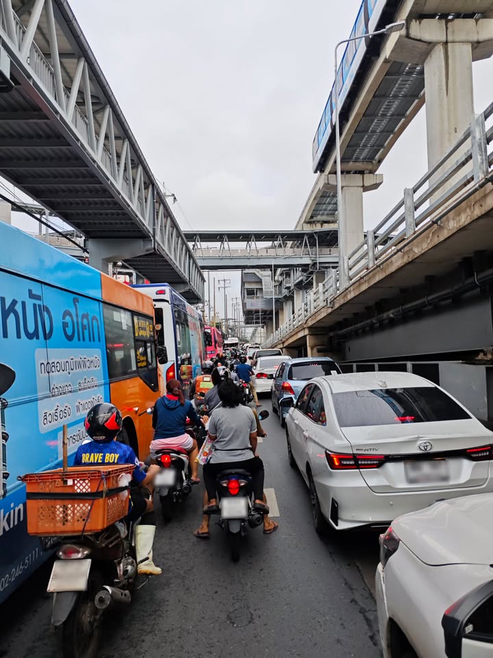 rt@jeffgoblem-07:50-น.-ถนนลาดพร้าว-ขาเข้า-บริเวณแยกแฮปปี้แล-|-2025-05-26-00:54:00