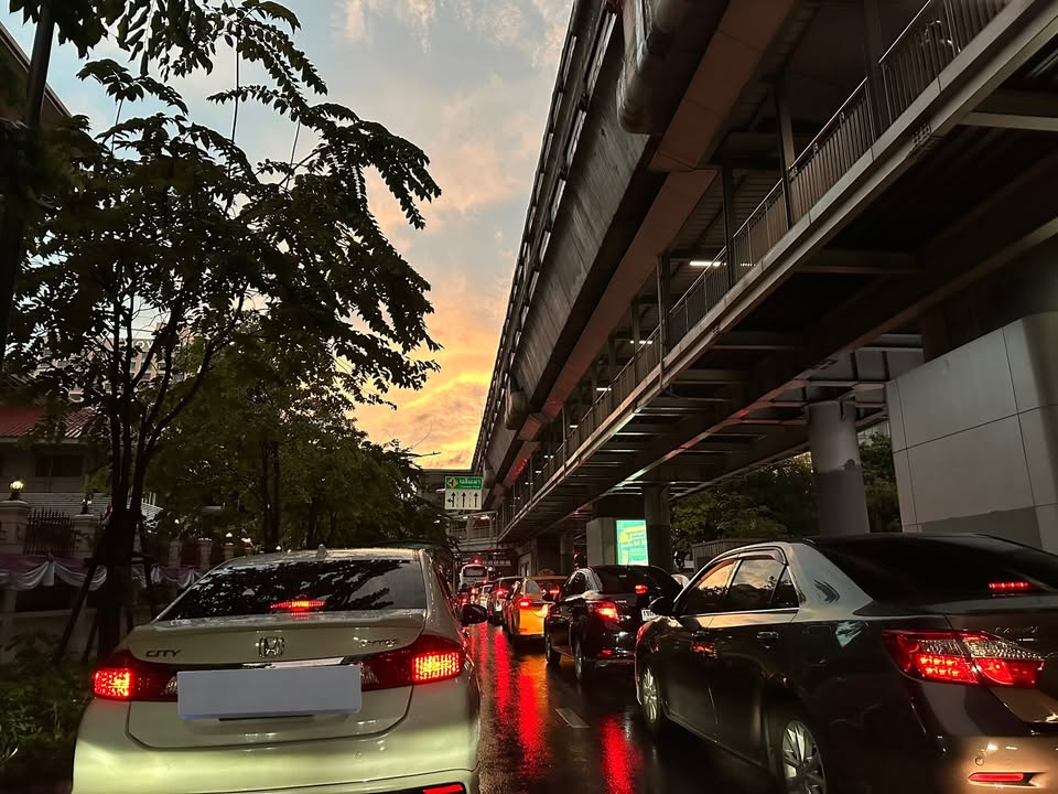 rt@taoballme-18:47-พระราม1-มุ่งหน้าแยกเฉลิมเผ่าปริมาณรถหน้าแ-|-2025-06-02-12:13:00