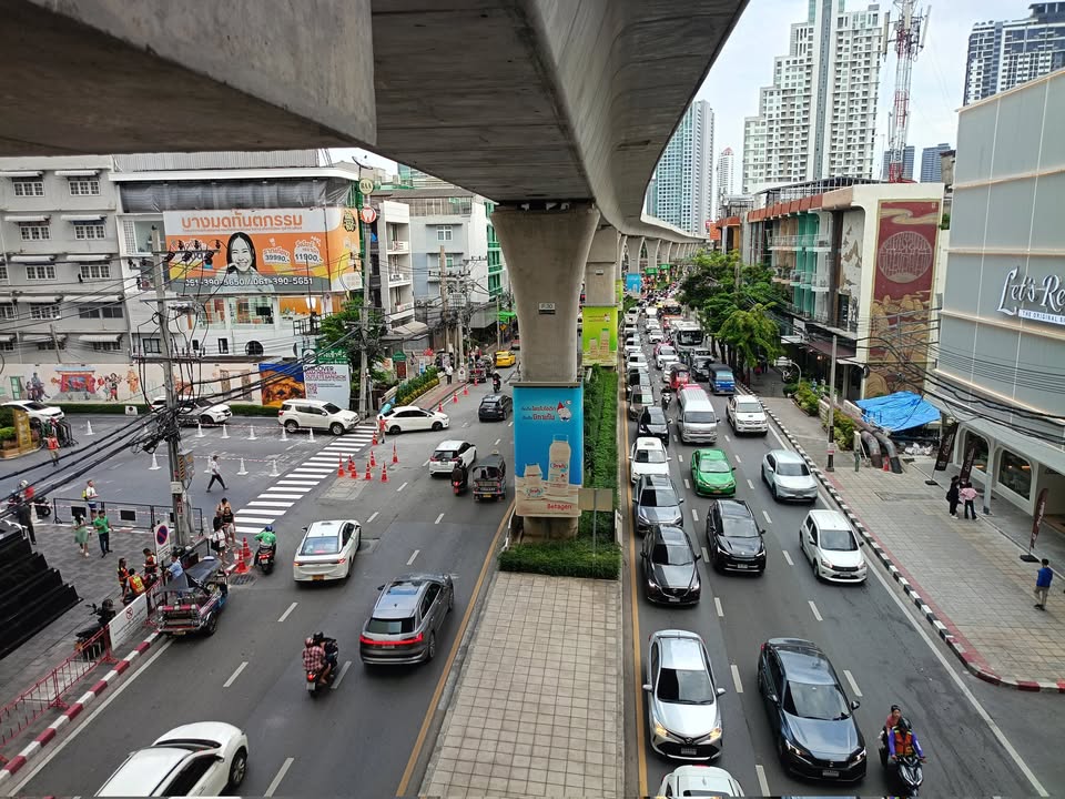 rt@kt3984-ถนนเจริญนครขาเข้าหน้าไอคอนสยาม-รถติดแน่นถึงสะพานตา-|-2025-06-03-11:03:00