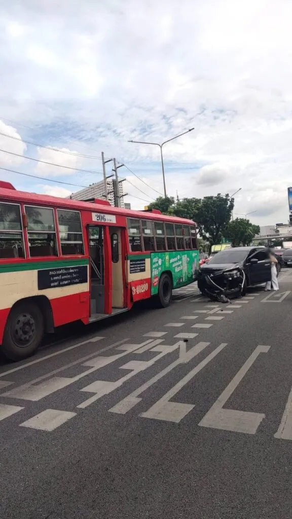 1035-น.-อุบัติเหตุ-ถนนรัชดาภิเษก-ขาเข้า-จากแยกรัชโยธิน->แ-|-2025-06-13-03:36:00