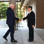 naruhito-ทักทายผู้นำชาวเยอรมันแสดงในทัวร์อนุสรณ์สงครามโลกครั้งที่สอง
