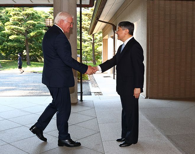 naruhito-ทักทายผู้นำชาวเยอรมันแสดงในทัวร์อนุสรณ์สงครามโลกครั้งที่สอง