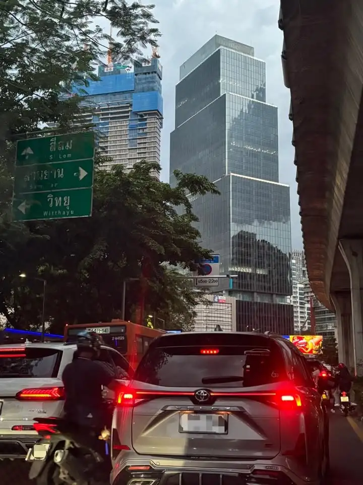 1846-น-ถนนราชดำริ-มุ่งหน้าแยกศาลาแดง-ท้ายแถวแยกตัดถ.สารสิ-|-2025-06-19-11:forty-eight:00
