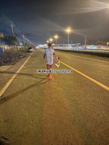 เดินชิวๆ-คนงานเมียนมาเดินคุยโทรศัพท์อยู่กลางถนนแบบไม่สนใจใค-|-2025-06-20-12:55:00