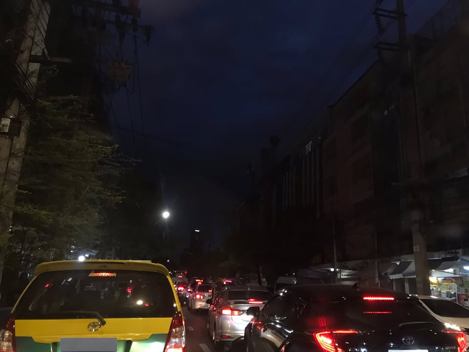 rt@mawmily-:-19:08-ถนนบรรทัดทอง-ก่อนถึงสะพานเจริญผล-รถติด-|-2025-06-20-12:09:00