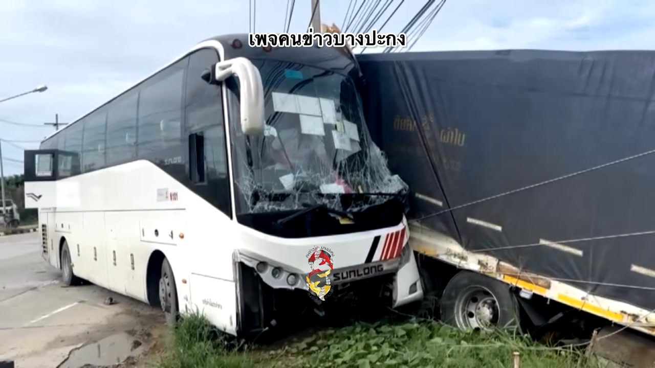 กะระยะผิด-คนขับรถบัส-ขับอยู่เลนซ้ายสุด-แต่เกิดไปชนรถบรรทุกส-|-2025-07-02-02:36:00