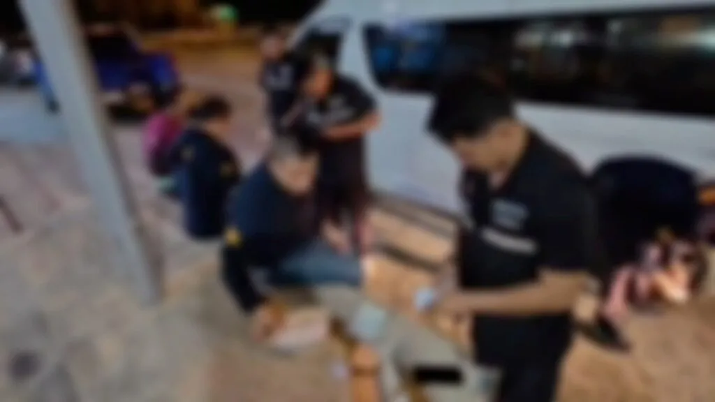 ตำรวจตรวจคนเข้าเมืองสงขลา-ไล่สกัดจับรถตู้-ขนแรงงานเถื่อน-พบ-|-2025-07-04-07:16:00