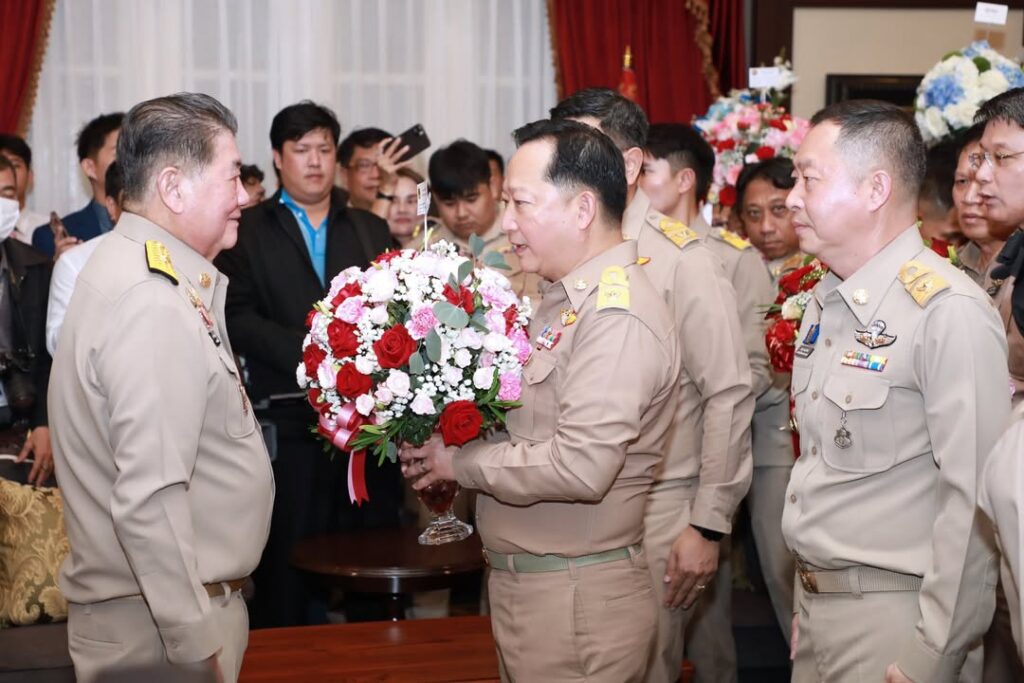 -อธิบดี-ปภ-นำรองอธิบดี-และผู้บริหาร-ปภ.-ร่วมคณะผู้บริหาร-ม