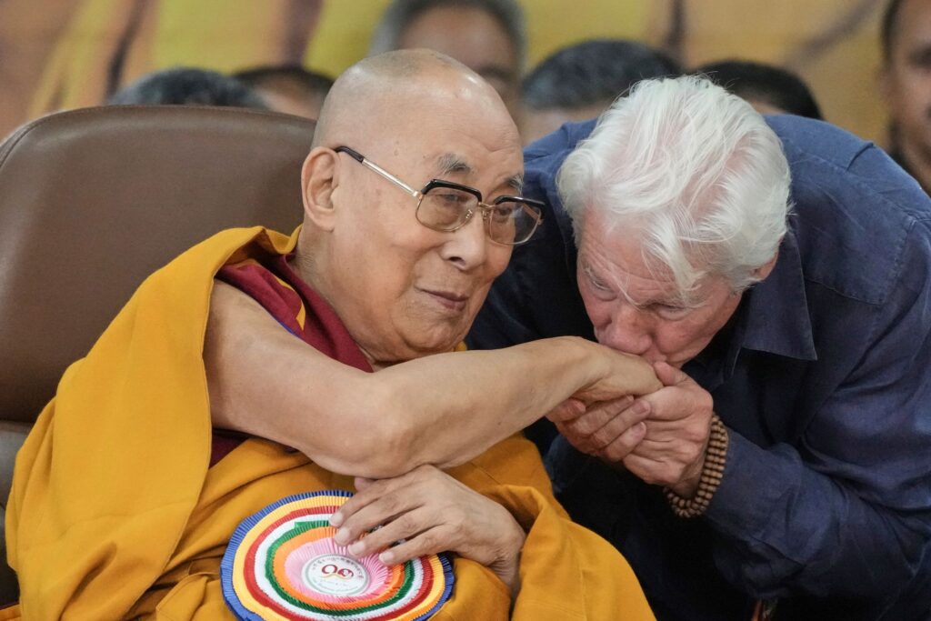 ดาไลลามะเฉลิมฉลองวันเกิดครบรอบเก้าสิบปีของเขากับชาวพุทธชาวทิเบตหลายร้อยคน