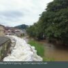 ชาวบ้านวางกระสอบทราย-ขนของขึ้นสูง-(feed--with-obtain