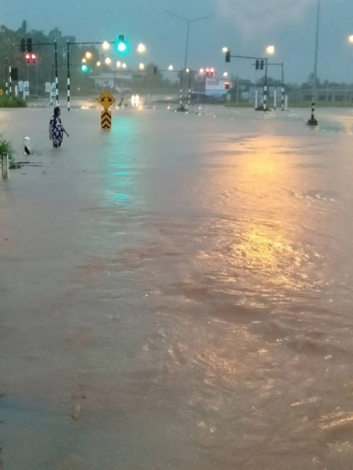 0800-น-ล่าสุด-สถานการณ์น้ำท่วม-แยกไฟแดงบ้านเหล่า-อ.พญาเม-|-2025-07-23-01:06:00