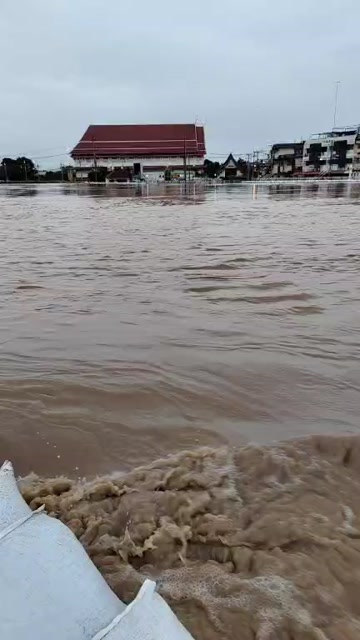 แม่น้ำยมผ่านตัวเมืองสุโขทัย-ระดับน้ำสูงกว่า-ถนนเรียบแม่น้ำกว