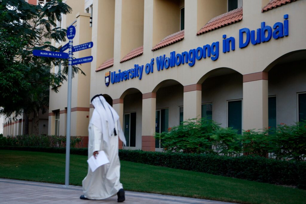 ในขณะที่ทรัมป์ปราบปรามวีซ่านักเรียนวิทยาลัยสถานที่ระหว่างประเทศอื่นในขณะที่ทรัมป์ปราบ
