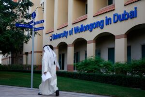 ในขณะที่ทรัมป์ปราบปรามวีซ่านักเรียนวิทยาลัยสถานที่ระหว่างประเทศอื่นในขณะที่ทรัมป์ปราบ