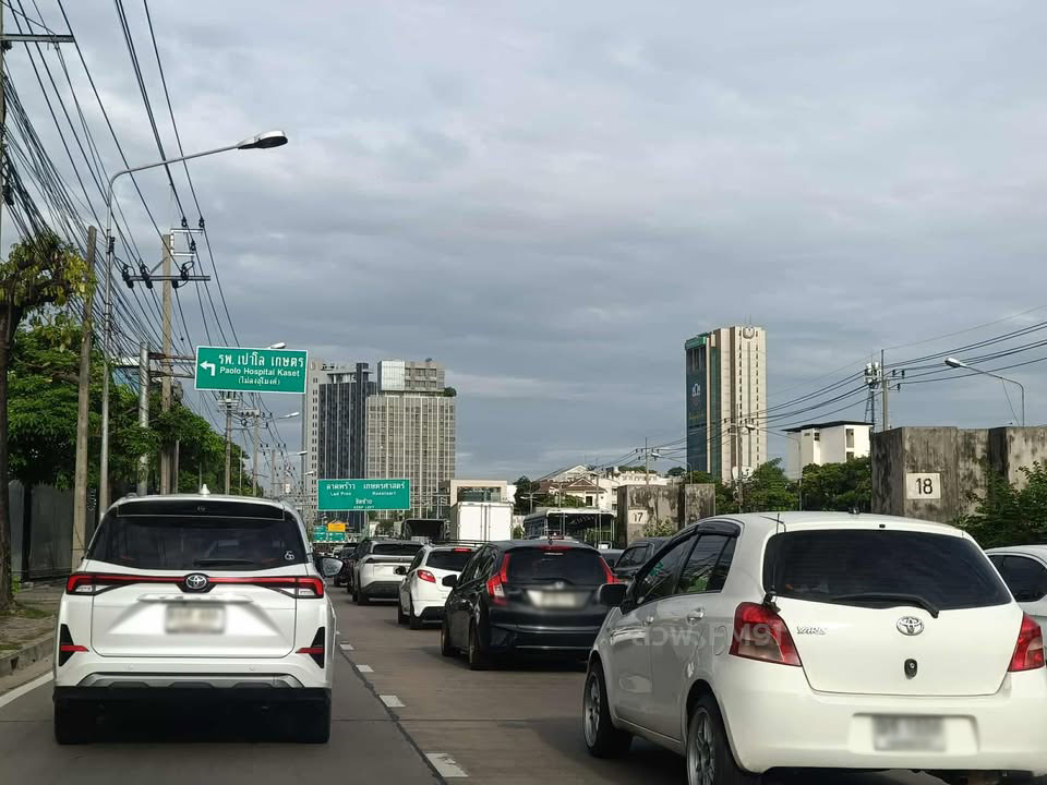 0817-น.-รถติด-ถนนเกษตรนวมินทร์-ขาเข้า-ผ่านแยกเสนานิคม-–-แย-|-2025-08-14-01:18:00