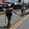 ตำรวจจราจรละงู-เสียสละตักดินออกจากถนน-หลังมีดินร่วง-สร้างคว-|-2025-08-17-06:37:00