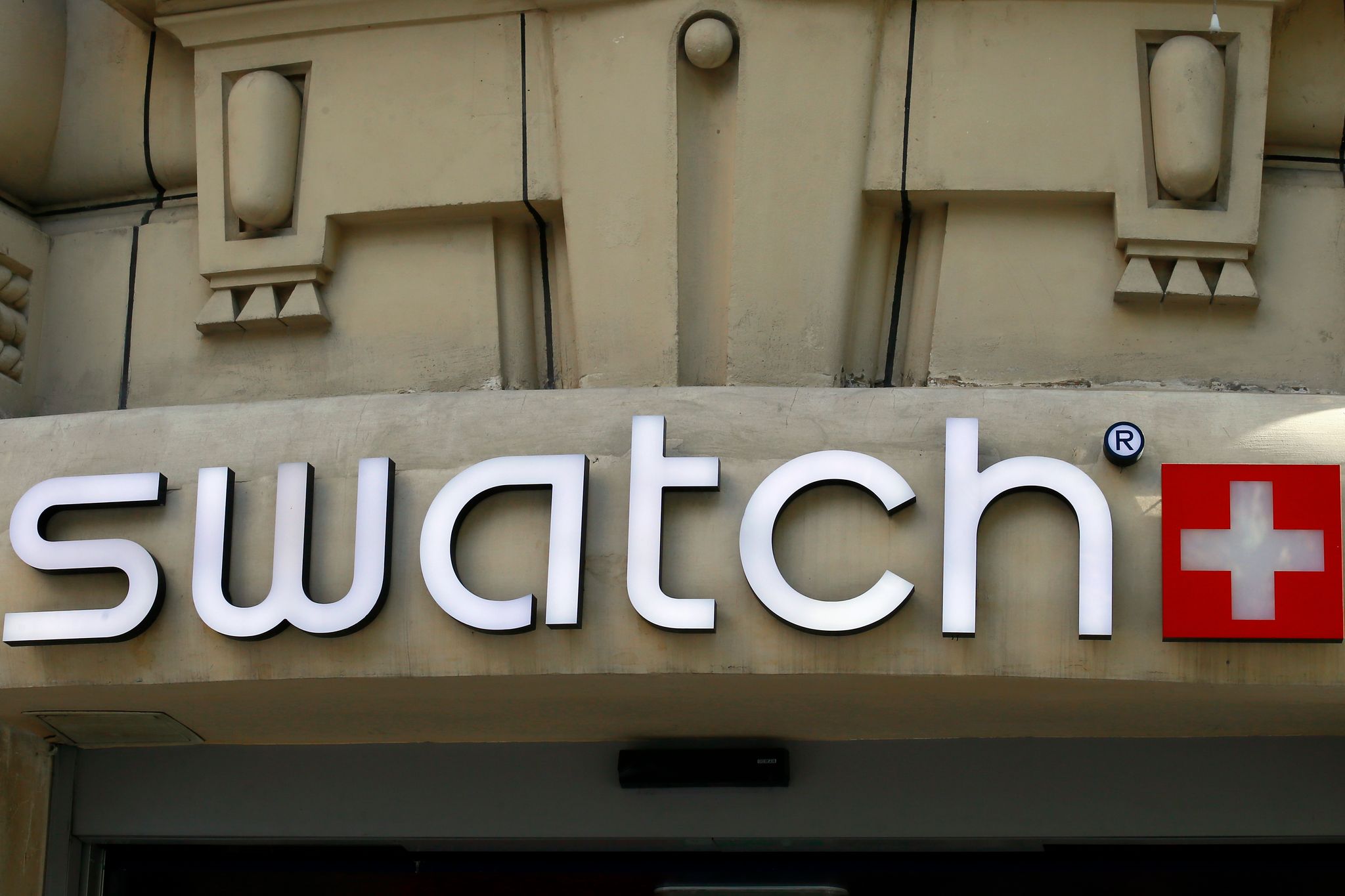 ช่างทำนาฬิกาชาวสวิส-swatch-ขอโทษสำหรับการโฆษณาที่แสดงท่าทางถือว่าเป็นชนชั้น