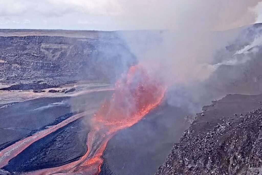 ภูเขาไฟ-kilauea-ของฮาวายดังขึ้นด้วยลาวาที่ไหลออกมาจากช่องระบายอากาศมากกว่าหนึ่งช่อง