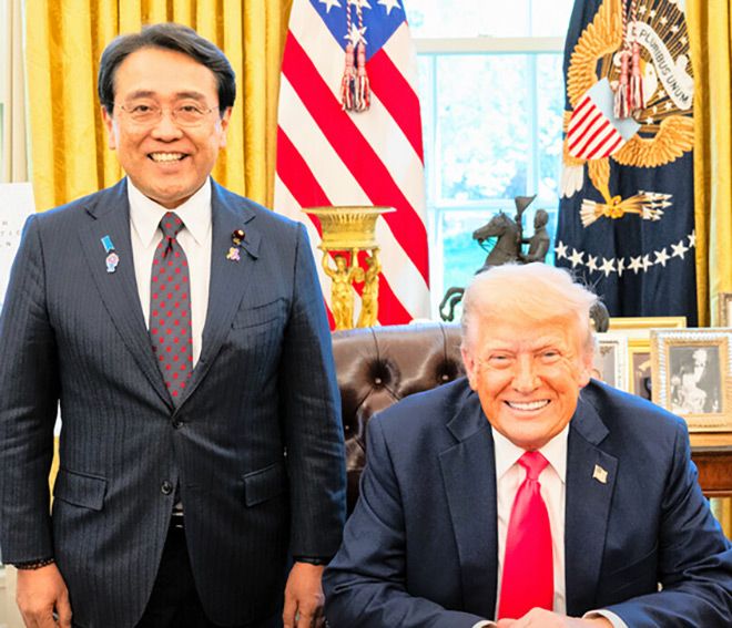 ทรัมป์เซ็นบรรยายเพื่อเล่าอัตราภาษีรถยนต์ตะวันออกที่ต่ำกว่าในรูปแบบ