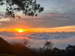 ชมวิวหลักล้านที่-“ลานกางเต็นท์ม่อนสน”-อุทยานแห่งชาติดอยผ้าห่