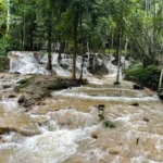 น้ำตกผาตาด-ตั้งอยู่ในเขตอุทยานแห่งชาติเขื่อนศรีนครินทร์-เป็น
