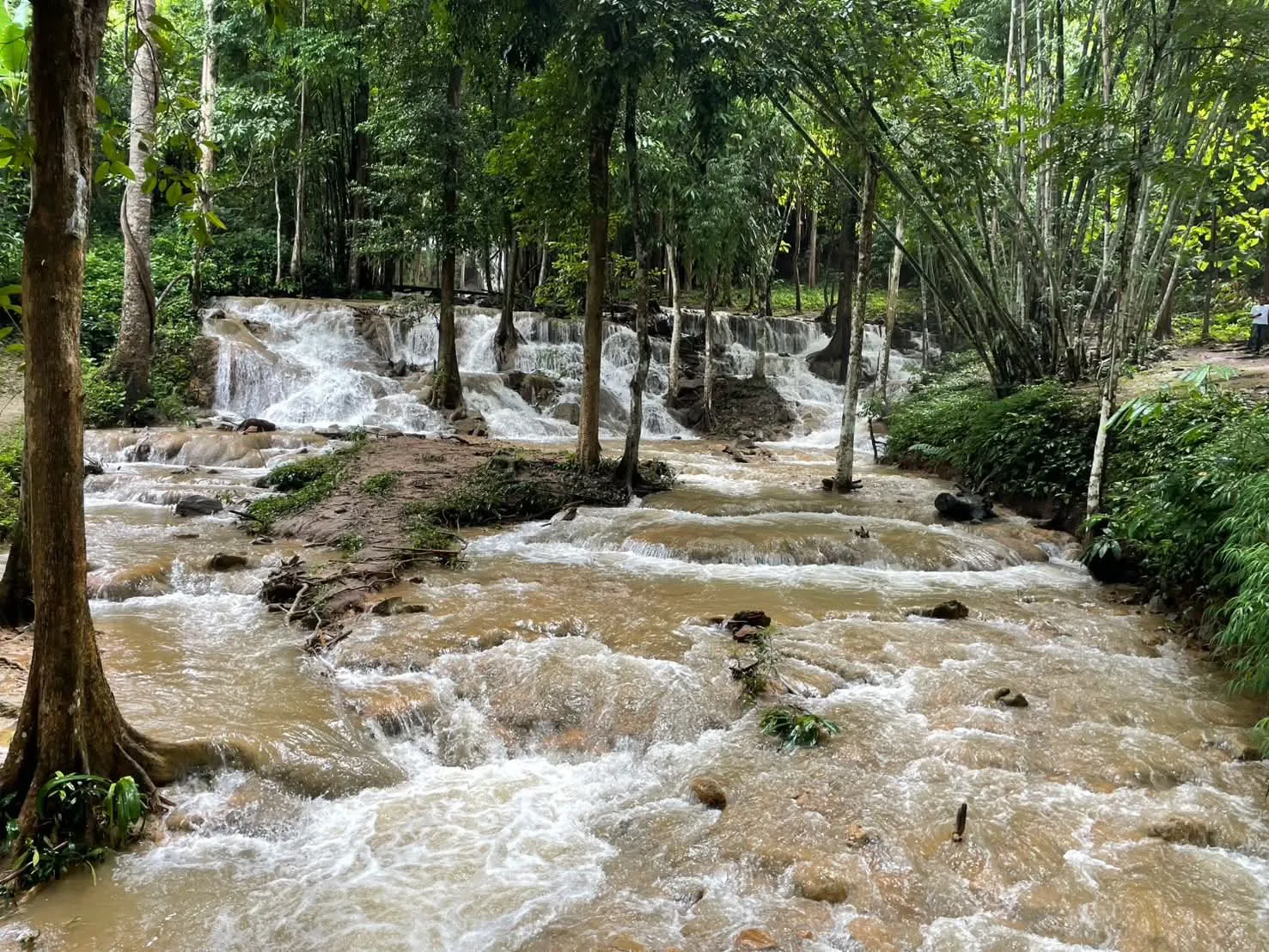 น้ำตกผาตาด-ตั้งอยู่ในเขตอุทยานแห่งชาติเขื่อนศรีนครินทร์-เป็น