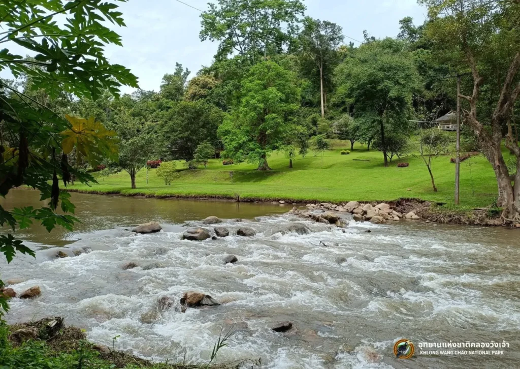 ลานกางเต็นท์ที่ทำการอุทยานแห่งชาติคลองวังเจ้า-นักท่องเที่ยวส