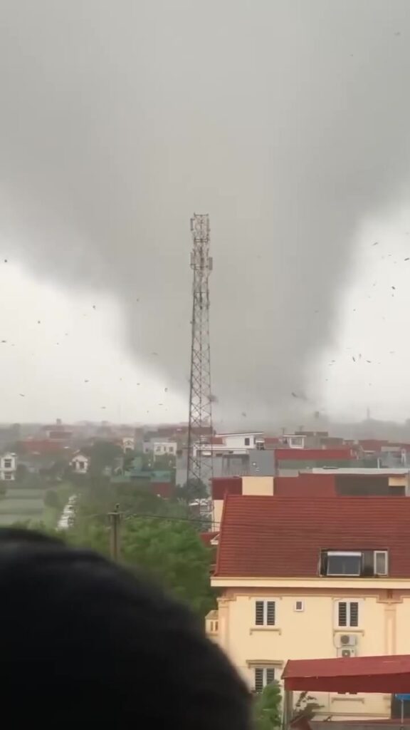 คลิปวิดีโอพายุบัวลอย-หลังพัดขึ้นฝั่งที่จังหวัด-ninh-binh-ประ