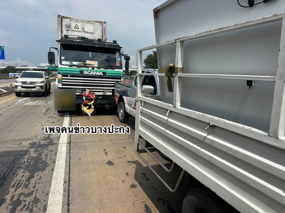 ชนท้าย4คันรวด-รถพ่วง22ล้อชนท้ายรถกระบะที่จอดติดไฟแดงพังเสีย-|-2025-10-02-06:27:00