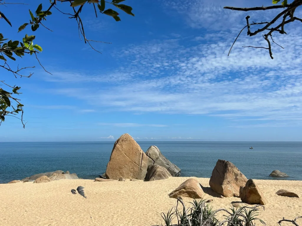 สัมผัสธรรมชาติครบทั้งหาดทราย-น้ำใส-และความสงบที่อ่าวมะนาว–เข