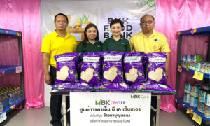 mbk-center-มอบข้าวสาร-สำนักงานเขตปทุมวัน-ส่งมอบความห่วงใยผู้ประสบภัยชุมชนบ้านครัวใต้