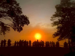บรรยากาศบนยอดภูเรือ-จ.เลย-คึกคักตั้งแต่เช้าตรู่-เมื่อนักท่อง