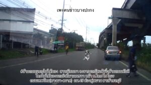 ข้ามถนนแบบไม่ได้มอง-สาวเมียนมา-ลงจากรถบัสแล้ววิ่งข้ามถนนทัน-|-2025-10-27-12:26:00