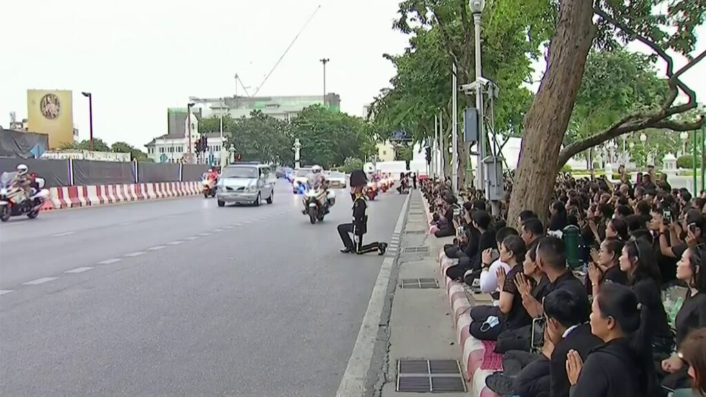 ประชาชนพร้อมใจเข้าเฝ้าฯ-ในพิธีเคลื่อนพระบรมศw-สมเด็จพระบรมร