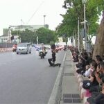 ประชาชนพร้อมใจเข้าเฝ้าฯ-ในพิธีเคลื่อนพระบรมศw-สมเด็จพระบรมร
