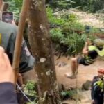 ช่วยเหลือนักท่องเที่ยว-กว่า-20-คน-ติดค้างน้ำตกแม่เตี้ยะอุทยา