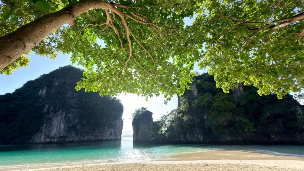 สัมผัสความงาม-“หาดทรายรูปปีกนก”-น้ำทะเลสีครามใส-ณ-“เกาะห้อง”