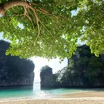 สัมผัสความงาม-“หาดทรายรูปปีกนก”-น้ำทะเลสีครามใส-ณ-“เกาะห้อง”