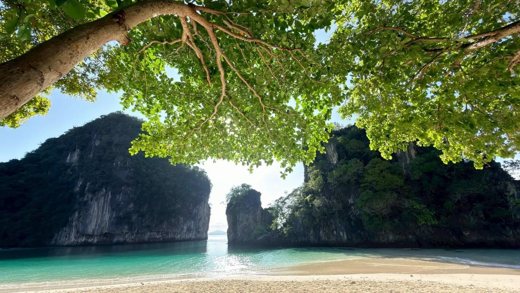 สัมผัสความงาม-“หาดทรายรูปปีกนก”-น้ำทะเลสีครามใส-ณ-“เกาะห้อง”