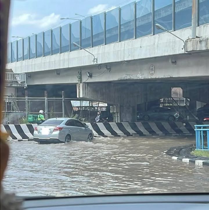 1302-น.-ถนนรัตนาธิเบศร์-ขาออก-จุดกลับรถใต้สะพานพระนั่งเกล้า-|-2025-11-08-06:03:00