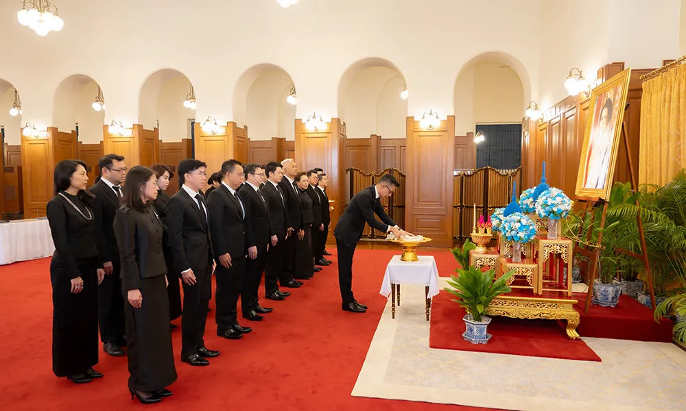 เมืองไทยประกันชีวิต-นำคณะผู้บริหารลงนามถวายความอาลัยแด่-‘พระพันปีหลวง’