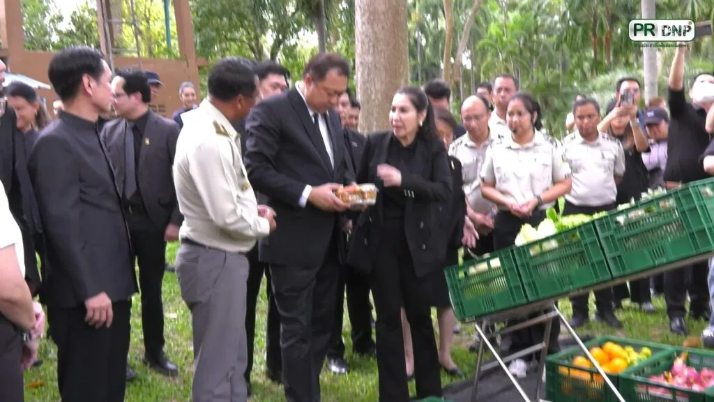 รองนายกฯ​-สุชาติ-ชูโครงการอาหารเพื่อสัตว์ป่า-ระหว่างกรมอุ