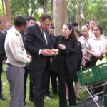 รองนายกฯ​-สุชาติ-ชูโครงการอาหารเพื่อสัตว์ป่า-ระหว่างกรมอุ