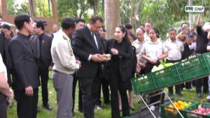 รองนายกฯ​-สุชาติ-ชูโครงการอาหารเพื่อสัตว์ป่า-ระหว่างกรมอุ