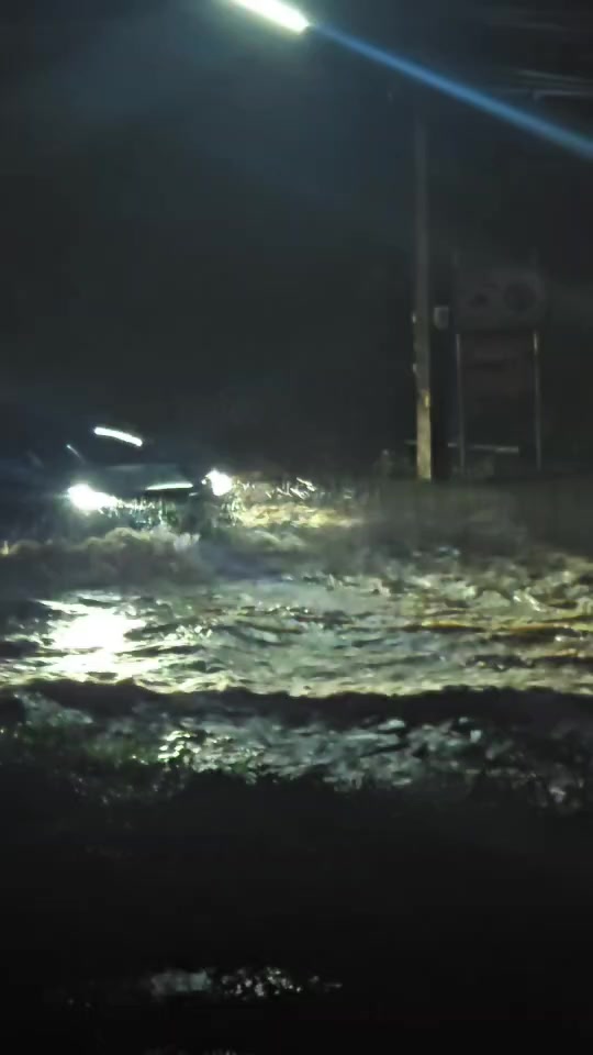 ร่วมเเจ้งพิกัดน้ำท่วมใต้-น้ำจากเขาคอหงส์ได้ไหลบ่าเข้าท่วมถน